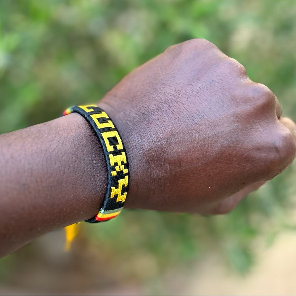 NW 💯 hand knitted adjustable bracelet made in Benin 🇧🇯